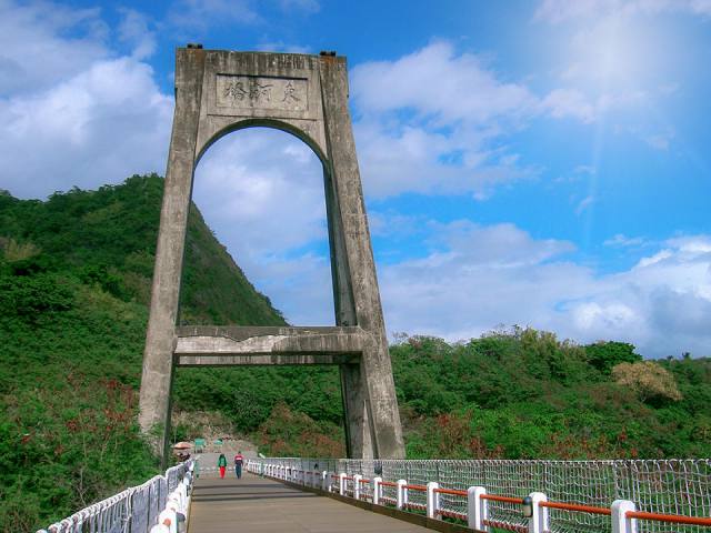東河橋一帶:橋塔與山稜