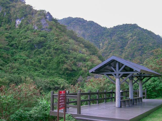 泰源幽谷：涼亭與山景