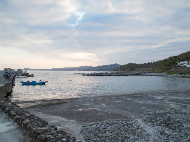 新蘭漁港：海面與小船
