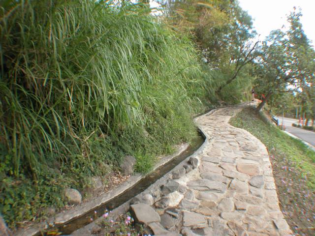 水往上流遊憩區:石板步道
